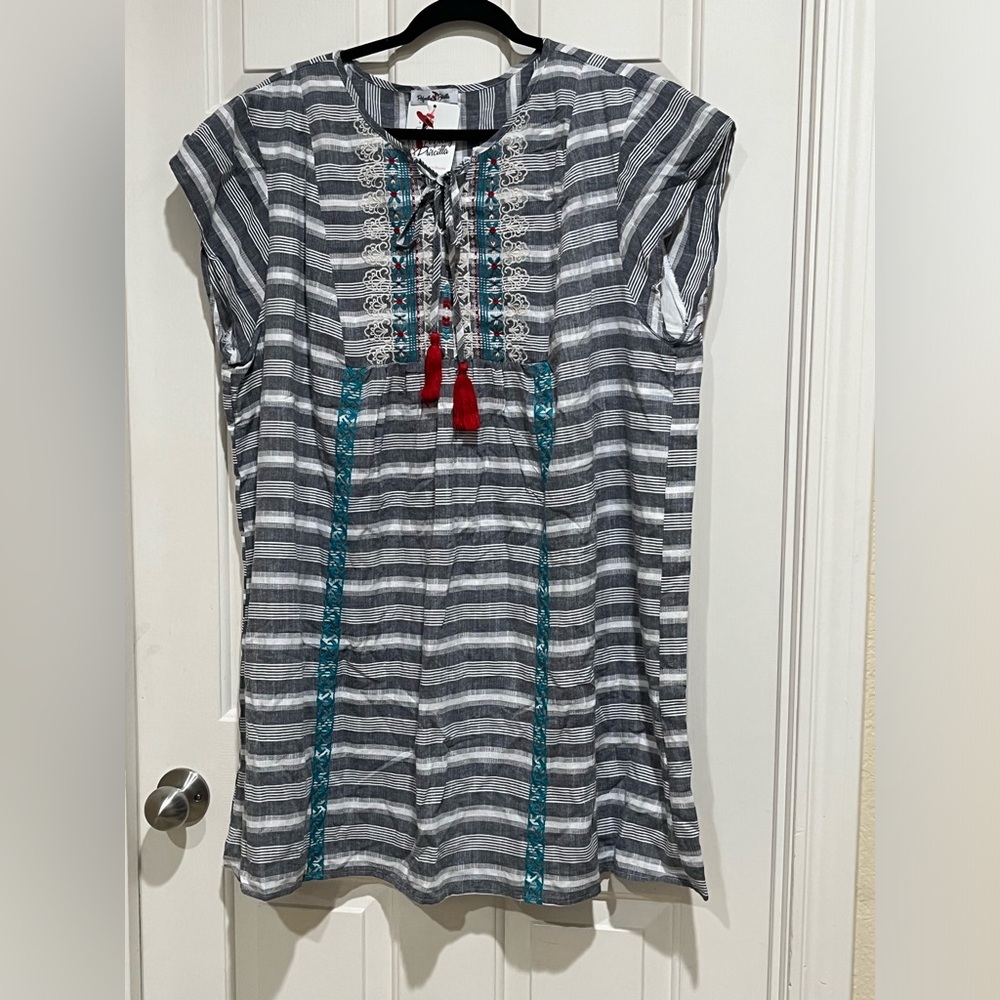 Perfectly Priscilla Black & White Top with Red Accent women size XL